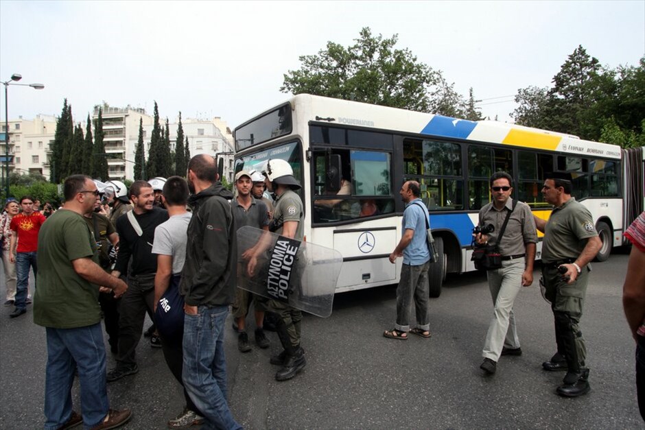 Μαζική διαδήλωση και επεισόδια «Αγανακτισμένων» στο κέντρο της Αθήνας #24. Επεισόδια αστυνομικών και «Αγανακτισμένων» στη Β. Γεωργίου και Β. Κωνσταντίνου από όπου περνούν πολιτικοί με τα αυτοκίνητά τους.