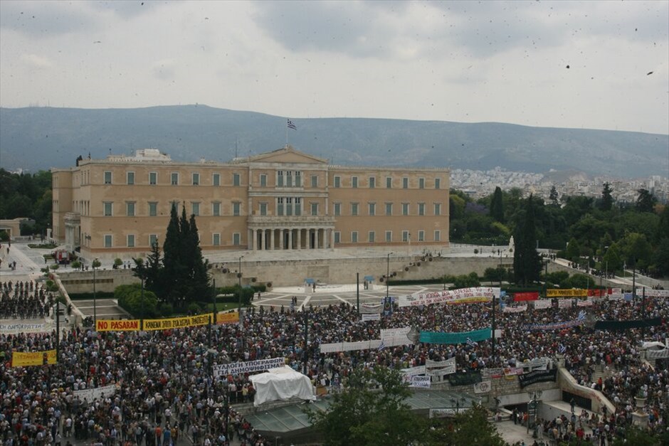 Μαζική διαδήλωση και επεισόδια «Αγανακτισμένων» στο κέντρο της Αθήνας #27. Xιλιάδες διαδηλωτές συγκεντρώθηκαν από νωρίς το πρωί μπροστά από τη Βουλή φωνάζοντας συνθήματα κατά των βουλευτών, λίγες ώρες πριν ξεκινήσει η συζήτηση για το μεσοπρόθεσμο πρόγραμμα. «Αγανακτισμένοι» βρίσκονται περιμετρικά του Μεγάρου Μαξίμου και του Προεδρικού Μεγάρου.