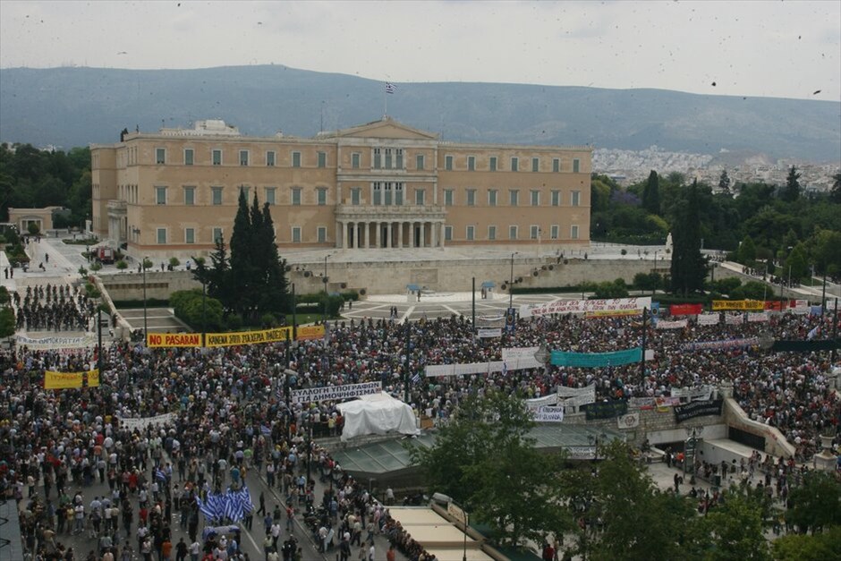 Μαζική διαδήλωση και επεισόδια «Αγανακτισμένων» στο κέντρο της Αθήνας #29. Xιλιάδες διαδηλωτές συγκεντρώθηκαν από νωρίς το πρωί μπροστά από τη Βουλή φωνάζοντας συνθήματα κατά των βουλευτών, λίγες ώρες πριν ξεκινήσει η συζήτηση για το μεσοπρόθεσμο πρόγραμμα. «Αγανακτισμένοι» βρίσκονται περιμετρικά του Μεγάρου Μαξίμου και του Προεδρικού Μεγάρου.