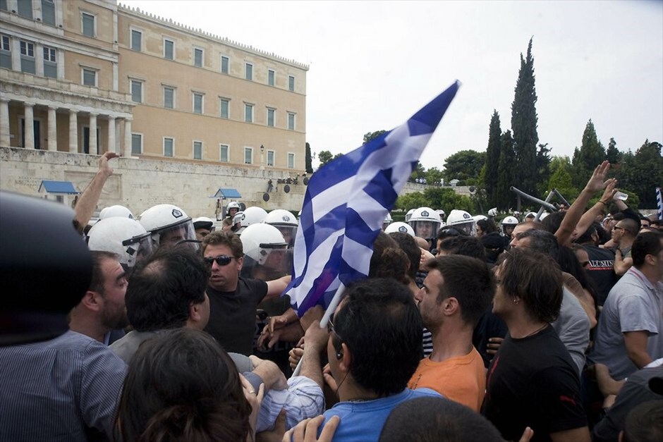 Μαζική διαδήλωση και επεισόδια «Αγανακτισμένων» στο κέντρο της Αθήνας #30. Xιλιάδες διαδηλωτές συγκεντρώθηκαν από νωρίς το πρωί μπροστά από τη Βουλή φωνάζοντας συνθήματα κατά των βουλευτών, λίγες ώρες πριν ξεκινήσει η συζήτηση για το μεσοπρόθεσμο πρόγραμμα. «Αγανακτισμένοι» βρίσκονται περιμετρικά του Μεγάρου Μαξίμου και του Προεδρικού Μεγάρου.