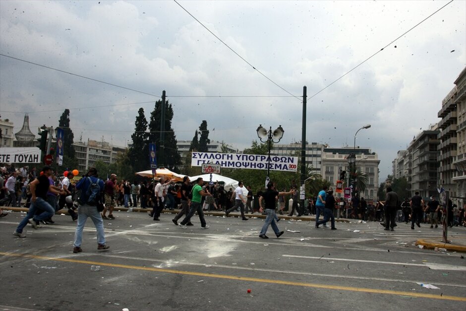 Μαζική διαδήλωση και επεισόδια «Αγανακτισμένων» στο κέντρο της Αθήνας #33. Xιλιάδες διαδηλωτές συγκεντρώθηκαν από νωρίς το πρωί μπροστά από τη Βουλή φωνάζοντας συνθήματα κατά των βουλευτών, λίγες ώρες πριν ξεκινήσει η συζήτηση για το μεσοπρόθεσμο πρόγραμμα. «Αγανακτισμένοι» βρίσκονται περιμετρικά του Μεγάρου Μαξίμου και του Προεδρικού Μεγάρου.
