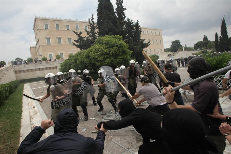 Μαζική διαδήλωση και επεισόδια «Αγανακτισμένων» στο κέντρο της Αθήνας #35. Xιλιάδες διαδηλωτές συγκεντρώθηκαν από νωρίς το πρωί μπροστά από τη Βουλή φωνάζοντας συνθήματα κατά των βουλευτών, λίγες ώρες πριν ξεκινήσει η συζήτηση για το μεσοπρόθεσμο πρόγραμμα. «Αγανακτισμένοι» βρίσκονται περιμετρικά του Μεγάρου Μαξίμου και του Προεδρικού Μεγάρου.