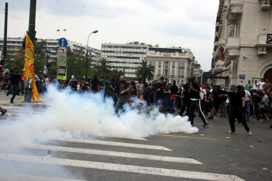 Μαζική διαδήλωση και επεισόδια «Αγανακτισμένων» στο κέντρο της Αθήνας #37. Xιλιάδες διαδηλωτές συγκεντρώθηκαν από νωρίς το πρωί μπροστά από τη Βουλή φωνάζοντας συνθήματα κατά των βουλευτών, λίγες ώρες πριν ξεκινήσει η συζήτηση για το μεσοπρόθεσμο πρόγραμμα. «Αγανακτισμένοι» βρίσκονται περιμετρικά του Μεγάρου Μαξίμου και του Προεδρικού Μεγάρου.