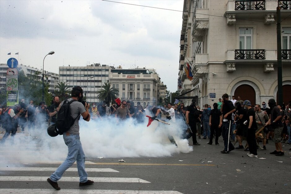 Μαζική διαδήλωση και επεισόδια «Αγανακτισμένων» στο κέντρο της Αθήνας #38. Xιλιάδες διαδηλωτές συγκεντρώθηκαν από νωρίς το πρωί μπροστά από τη Βουλή φωνάζοντας συνθήματα κατά των βουλευτών, λίγες ώρες πριν ξεκινήσει η συζήτηση για το μεσοπρόθεσμο πρόγραμμα. «Αγανακτισμένοι» βρίσκονται περιμετρικά του Μεγάρου Μαξίμου και του Προεδρικού Μεγάρου.