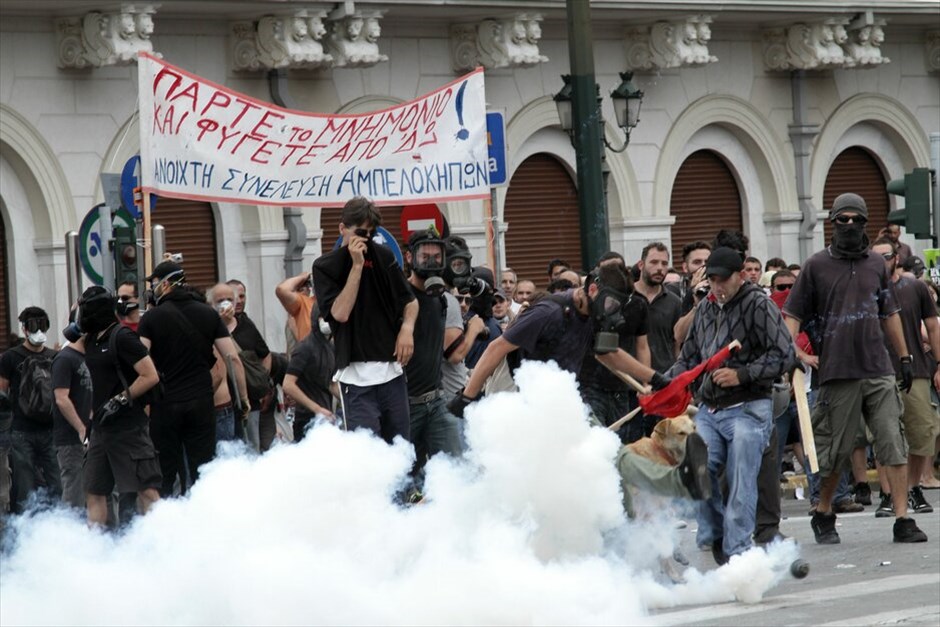Μαζική διαδήλωση και επεισόδια «Αγανακτισμένων» στο κέντρο της Αθήνας #39. Xιλιάδες διαδηλωτές συγκεντρώθηκαν από νωρίς το πρωί μπροστά από τη Βουλή φωνάζοντας συνθήματα κατά των βουλευτών, λίγες ώρες πριν ξεκινήσει η συζήτηση για το μεσοπρόθεσμο πρόγραμμα. «Αγανακτισμένοι» βρίσκονται περιμετρικά του Μεγάρου Μαξίμου και του Προεδρικού Μεγάρου.