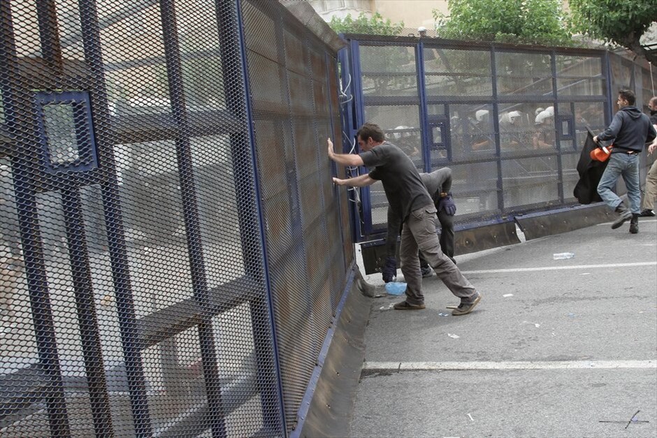 Μαζική διαδήλωση και επεισόδια «Αγανακτισμένων» στο κέντρο της Αθήνας #40. Xιλιάδες διαδηλωτές συγκεντρώθηκαν από νωρίς το πρωί μπροστά από τη Βουλή φωνάζοντας συνθήματα κατά των βουλευτών, λίγες ώρες πριν ξεκινήσει η συζήτηση για το μεσοπρόθεσμο πρόγραμμα. «Αγανακτισμένοι» βρίσκονται περιμετρικά του Μεγάρου Μαξίμου και του Προεδρικού Μεγάρου.