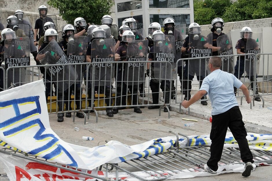 Μαζική διαδήλωση και επεισόδια «Αγανακτισμένων» στο κέντρο της Αθήνας #43. Xιλιάδες διαδηλωτές συγκεντρώθηκαν από νωρίς το πρωί μπροστά από τη Βουλή φωνάζοντας συνθήματα κατά των βουλευτών, λίγες ώρες πριν ξεκινήσει η συζήτηση για το μεσοπρόθεσμο πρόγραμμα. «Αγανακτισμένοι» βρίσκονται περιμετρικά του Μεγάρου Μαξίμου και του Προεδρικού Μεγάρου.