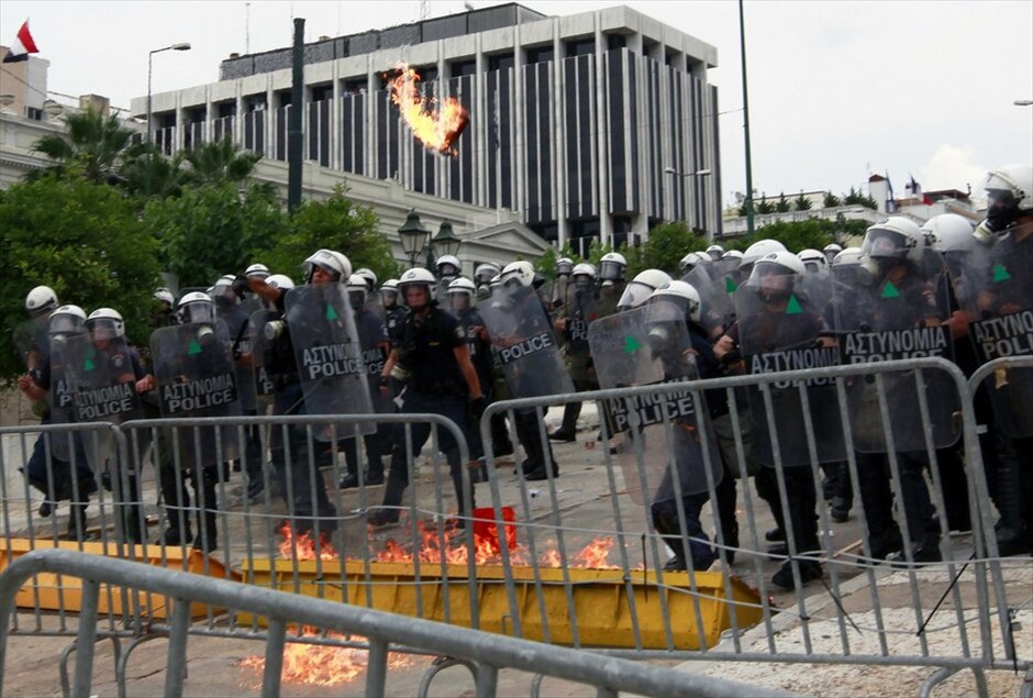 Μαζική διαδήλωση και επεισόδια «Αγανακτισμένων» στο κέντρο της Αθήνας #44. Xιλιάδες διαδηλωτές συγκεντρώθηκαν από νωρίς το πρωί μπροστά από τη Βουλή φωνάζοντας συνθήματα κατά των βουλευτών, λίγες ώρες πριν ξεκινήσει η συζήτηση για το μεσοπρόθεσμο πρόγραμμα. «Αγανακτισμένοι» βρίσκονται περιμετρικά του Μεγάρου Μαξίμου και του Προεδρικού Μεγάρου.