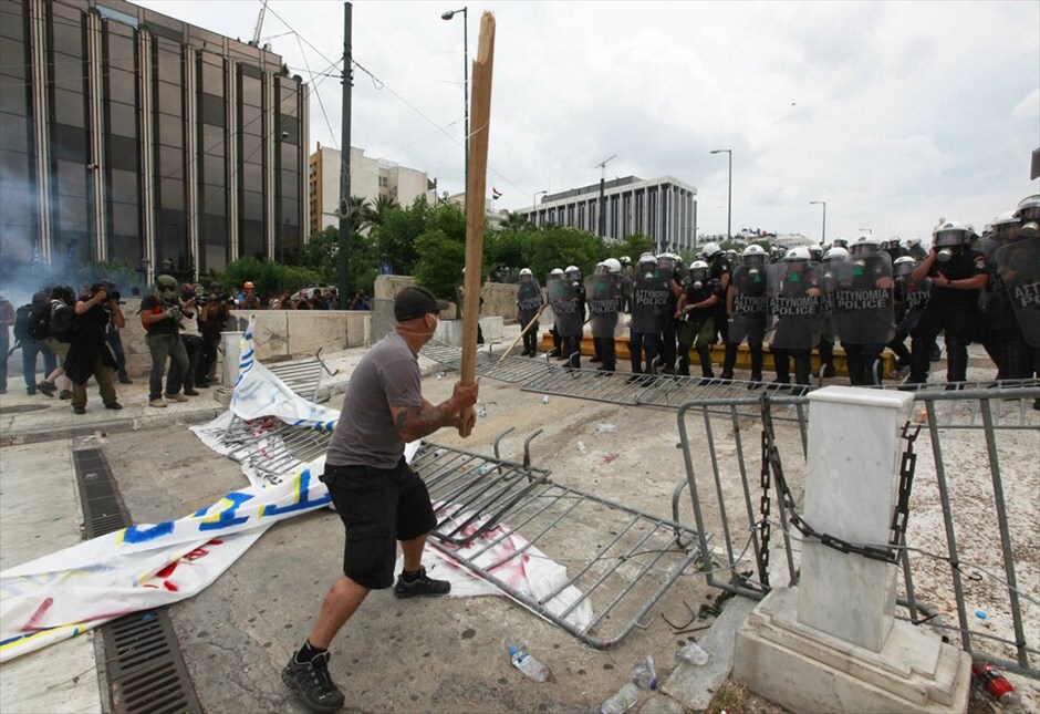Μαζική διαδήλωση και επεισόδια «Αγανακτισμένων» στο κέντρο της Αθήνας #45. Xιλιάδες διαδηλωτές συγκεντρώθηκαν από νωρίς το πρωί μπροστά από τη Βουλή φωνάζοντας συνθήματα κατά των βουλευτών, λίγες ώρες πριν ξεκινήσει η συζήτηση για το μεσοπρόθεσμο πρόγραμμα. «Αγανακτισμένοι» βρίσκονται περιμετρικά του Μεγάρου Μαξίμου και του Προεδρικού Μεγάρου.