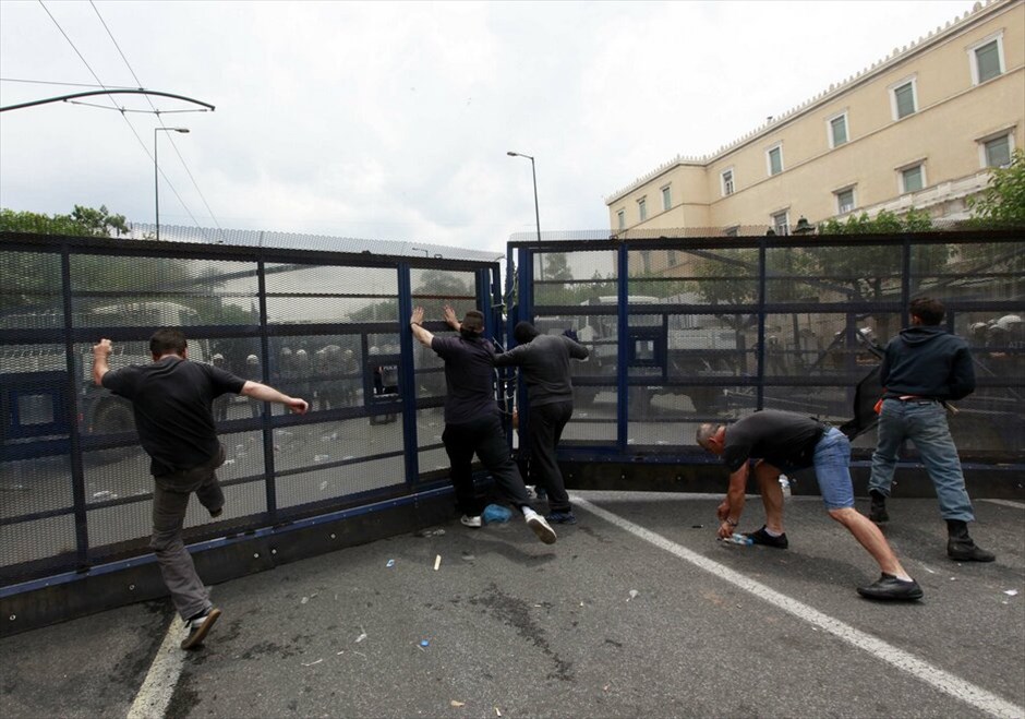 Μαζική διαδήλωση και επεισόδια «Αγανακτισμένων» στο κέντρο της Αθήνας #46. Xιλιάδες διαδηλωτές συγκεντρώθηκαν από νωρίς το πρωί μπροστά από τη Βουλή φωνάζοντας συνθήματα κατά των βουλευτών, λίγες ώρες πριν ξεκινήσει η συζήτηση για το μεσοπρόθεσμο πρόγραμμα. «Αγανακτισμένοι» βρίσκονται περιμετρικά του Μεγάρου Μαξίμου και του Προεδρικού Μεγάρου.