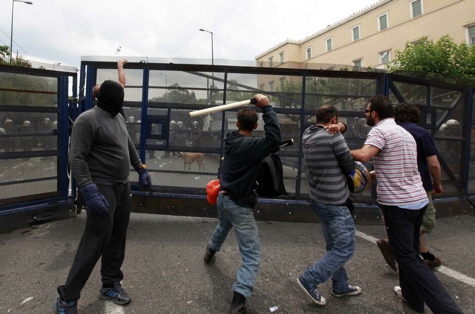 Μαζική διαδήλωση και επεισόδια «Αγανακτισμένων» στο κέντρο της Αθήνας #47. Xιλιάδες διαδηλωτές συγκεντρώθηκαν από νωρίς το πρωί μπροστά από τη Βουλή φωνάζοντας συνθήματα κατά των βουλευτών, λίγες ώρες πριν ξεκινήσει η συζήτηση για το μεσοπρόθεσμο πρόγραμμα. «Αγανακτισμένοι» βρίσκονται περιμετρικά του Μεγάρου Μαξίμου και του Προεδρικού Μεγάρου.