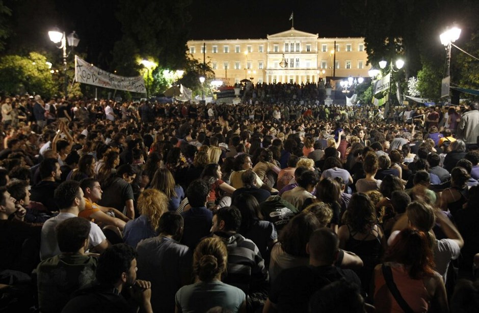 Αποκλεισμός της Βουλής από τους «Αγανακτισμένους» #1. Αποκλεισμένη από τον κλοιό των αγανακτισμένων διαδηλωτών έμεινε ως αργά χθες το βράδυ η Βουλή μετά την ολοκλήρωση της ογκώδους διαδήλωσης στα Προπύλαια του Πανεπιστημίου, με πολυάριθμους βουλευτές να βρίσκουν οδό διαφυγής από τον Εθνικό Κήπο.