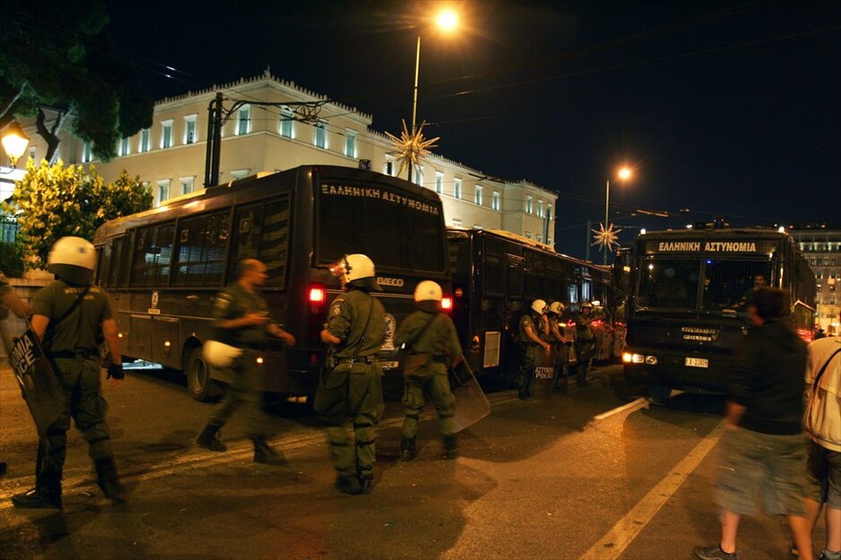 Αποκλεισμός της Βουλής από τους «Αγανακτισμένους» #3. Αποκλεισμένη από τον κλοιό των αγανακτισμένων διαδηλωτών έμεινε ως αργά χθες το βράδυ η Βουλή μετά την ολοκλήρωση της ογκώδους διαδήλωσης στα Προπύλαια του Πανεπιστημίου, με πολυάριθμους βουλευτές να βρίσκουν οδό διαφυγής από τον Εθνικό Κήπο.