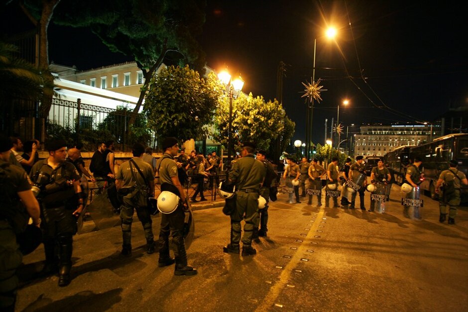 Αποκλεισμός της Βουλής από τους «Αγανακτισμένους» #4. Αποκλεισμένη από τον κλοιό των αγανακτισμένων διαδηλωτών έμεινε ως αργά χθες το βράδυ η Βουλή μετά την ολοκλήρωση της ογκώδους διαδήλωσης στα Προπύλαια του Πανεπιστημίου, με πολυάριθμους βουλευτές να βρίσκουν οδό διαφυγής από τον Εθνικό Κήπο.