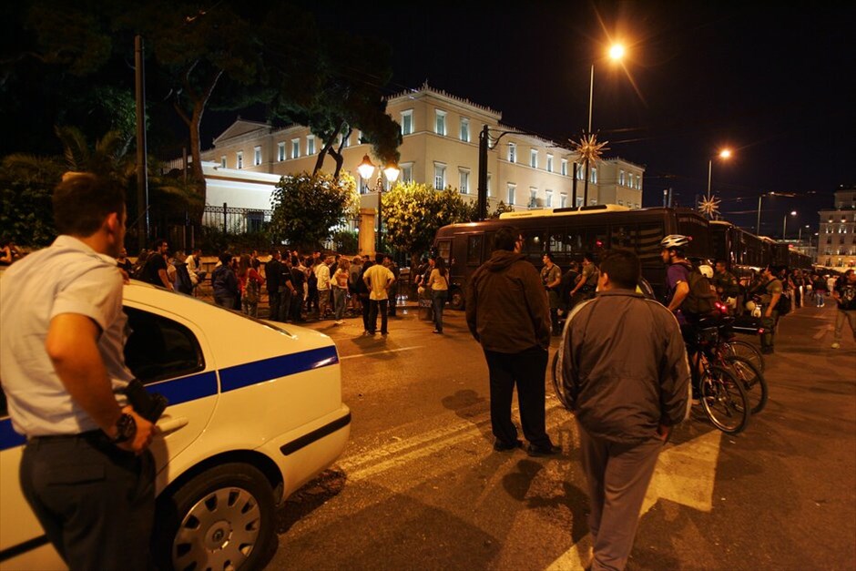Αποκλεισμός της Βουλής από τους «Αγανακτισμένους» #5. Αποκλεισμένη από τον κλοιό των αγανακτισμένων διαδηλωτών έμεινε ως αργά χθες το βράδυ η Βουλή μετά την ολοκλήρωση της ογκώδους διαδήλωσης στα Προπύλαια του Πανεπιστημίου, με πολυάριθμους βουλευτές να βρίσκουν οδό διαφυγής από τον Εθνικό Κήπο.