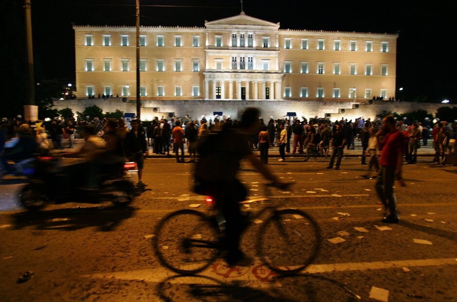 Αποκλεισμός της Βουλής από τους «Αγανακτισμένους» #6. Αποκλεισμένη από τον κλοιό των αγανακτισμένων διαδηλωτών έμεινε ως αργά χθες το βράδυ η Βουλή μετά την ολοκλήρωση της ογκώδους διαδήλωσης στα Προπύλαια του Πανεπιστημίου, με πολυάριθμους βουλευτές να βρίσκουν οδό διαφυγής από τον Εθνικό Κήπο.
