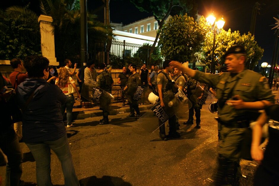 Αποκλεισμός της Βουλής από τους «Αγανακτισμένους» #7. Αποκλεισμένη από τον κλοιό των αγανακτισμένων διαδηλωτών έμεινε ως αργά χθες το βράδυ η Βουλή μετά την ολοκλήρωση της ογκώδους διαδήλωσης στα Προπύλαια του Πανεπιστημίου, με πολυάριθμους βουλευτές να βρίσκουν οδό διαφυγής από τον Εθνικό Κήπο.