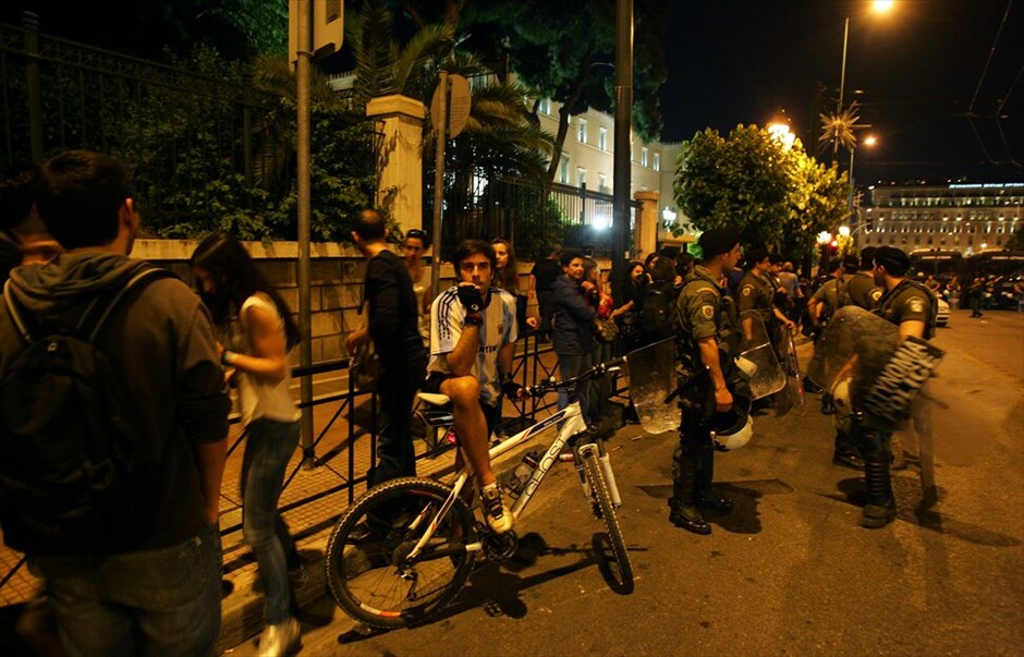 Αποκλεισμός της Βουλής από τους «Αγανακτισμένους» #8. Αποκλεισμένη από τον κλοιό των αγανακτισμένων διαδηλωτών έμεινε ως αργά χθες το βράδυ η Βουλή μετά την ολοκλήρωση της ογκώδους διαδήλωσης στα Προπύλαια του Πανεπιστημίου, με πολυάριθμους βουλευτές να βρίσκουν οδό διαφυγής από τον Εθνικό Κήπο.
