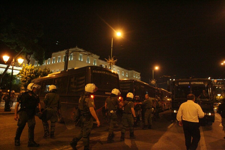 Αποκλεισμός της Βουλής από τους «Αγανακτισμένους» #11. Αποκλεισμένη από τον κλοιό των αγανακτισμένων διαδηλωτών έμεινε ως αργά χθες το βράδυ η Βουλή μετά την ολοκλήρωση της ογκώδους διαδήλωσης στα Προπύλαια του Πανεπιστημίου, με πολυάριθμους βουλευτές να βρίσκουν οδό διαφυγής από τον Εθνικό Κήπο.