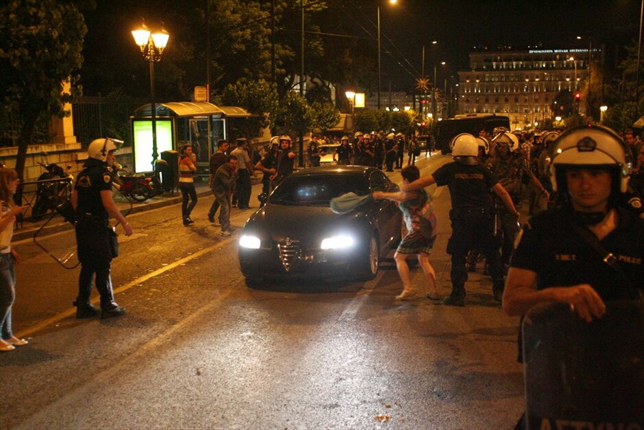 Αποκλεισμός της Βουλής από τους «Αγανακτισμένους» #20. Αποκλεισμένη από τον κλοιό των αγανακτισμένων διαδηλωτών έμεινε ως αργά χθες το βράδυ η Βουλή μετά την ολοκλήρωση της ογκώδους διαδήλωσης στα Προπύλαια του Πανεπιστημίου, με πολυάριθμους βουλευτές να βρίσκουν οδό διαφυγής από τον Εθνικό Κήπο.