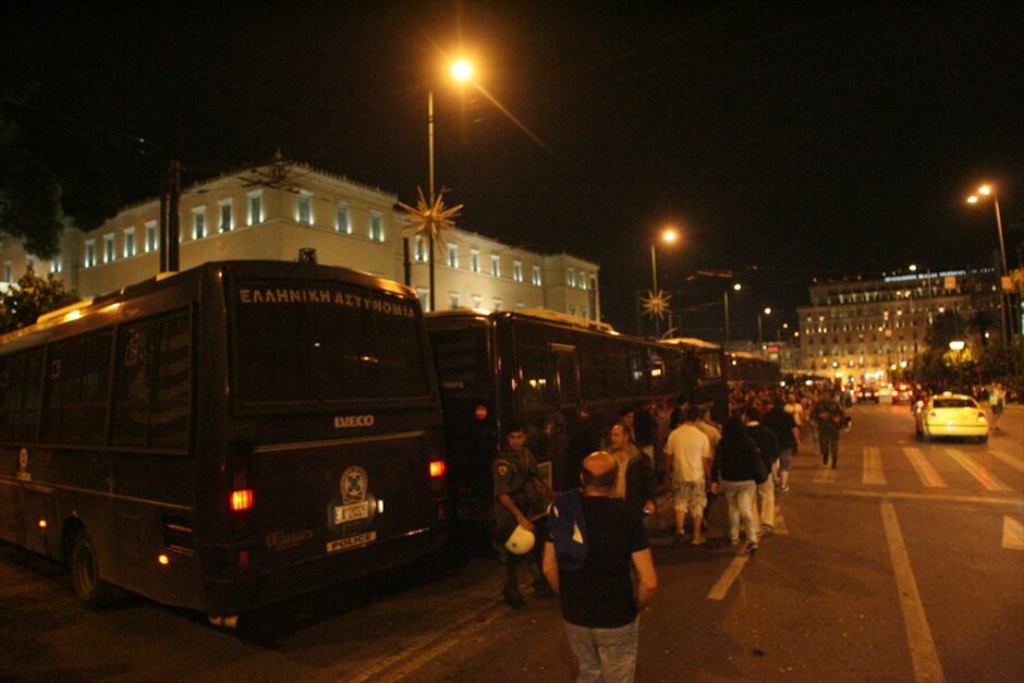 Αποκλεισμός της Βουλής από τους «Αγανακτισμένους» #21. Αποκλεισμένη από τον κλοιό των αγανακτισμένων διαδηλωτών έμεινε ως αργά χθες το βράδυ η Βουλή μετά την ολοκλήρωση της ογκώδους διαδήλωσης στα Προπύλαια του Πανεπιστημίου, με πολυάριθμους βουλευτές να βρίσκουν οδό διαφυγής από τον Εθνικό Κήπο.