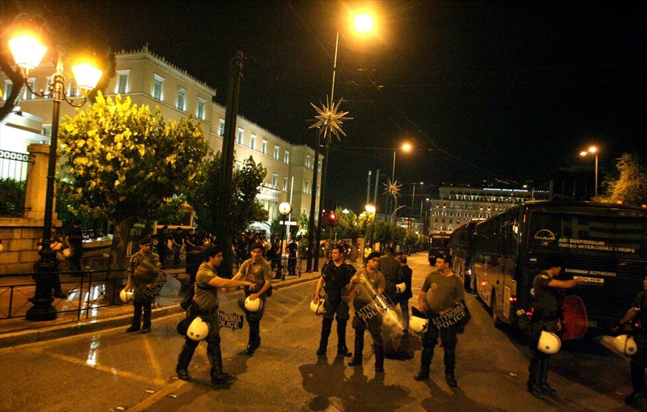 Αποκλεισμός της Βουλής από τους «Αγανακτισμένους» #24. Αποκλεισμένη από τον κλοιό των αγανακτισμένων διαδηλωτών έμεινε ως αργά χθες το βράδυ η Βουλή μετά την ολοκλήρωση της ογκώδους διαδήλωσης στα Προπύλαια του Πανεπιστημίου, με πολυάριθμους βουλευτές να βρίσκουν οδό διαφυγής από τον Εθνικό Κήπο.