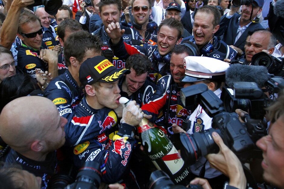 F1: Στιγμές από το GP του Μονακό #5. Ένα από τα λίγα Γκραν Πρι που δεν είχε καταφέρει να κερδίσει στη μέχρι σήμερα καριέρα του ο Σεμπάστιαν Φέτελ ήταν εκείνο του Μονακό. Από αυτή την Κυριακή και αυτός ο στόχος διαγράφηκε από τη λίστα του Γερμανού πιλότου της Red Bull, καθώς με μια ακόμα εντυπωσιακή εμφάνιση ανέβηκε ξανά στο ψηλότερο σκαλί του βάθρου.