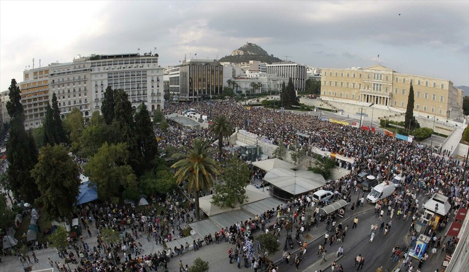 Συνεχίζουν οι «Αγανακτισμένοι» πολίτες #1. Οι «Αγανακτισμένοι» πολίτες άρχισαν να καταφθάνουν από τις 6 το απόγευμα στο Σύνταγμα σε μία συγκέντρωση που φαίνεται ότι θα είναι μεγαλύτερη από κάθε άλλη φορά.