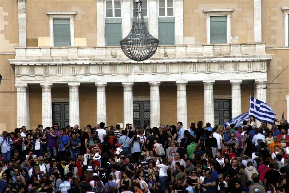 Συνεχίζουν οι «Αγανακτισμένοι» πολίτες #3. Οι «Αγανακτισμένοι» πολίτες άρχισαν να καταφθάνουν από τις 6 το απόγευμα στο Σύνταγμα σε μία συγκέντρωση που φαίνεται ότι θα είναι μεγαλύτερη από κάθε άλλη φορά.