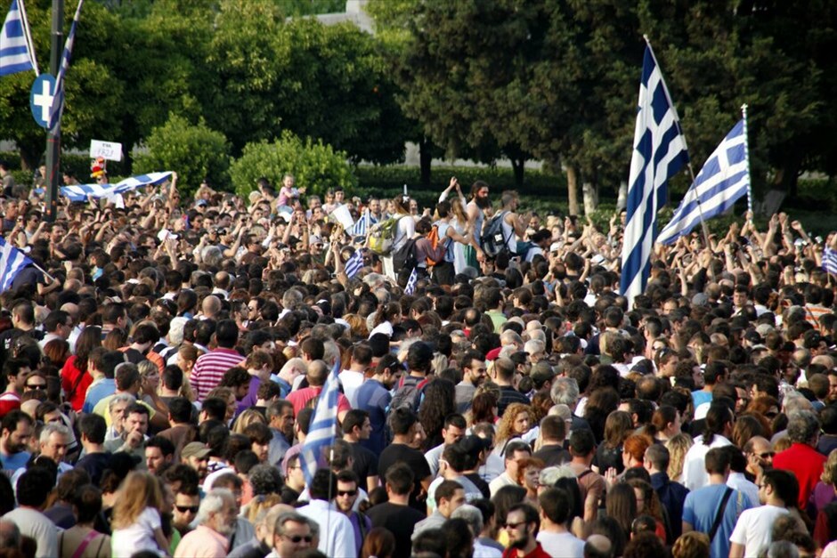 Συνεχίζουν οι «Αγανακτισμένοι» πολίτες #5. Οι «Αγανακτισμένοι» πολίτες άρχισαν να καταφθάνουν από τις 6 το απόγευμα στο Σύνταγμα σε μία συγκέντρωση που φαίνεται ότι θα είναι μεγαλύτερη από κάθε άλλη φορά.