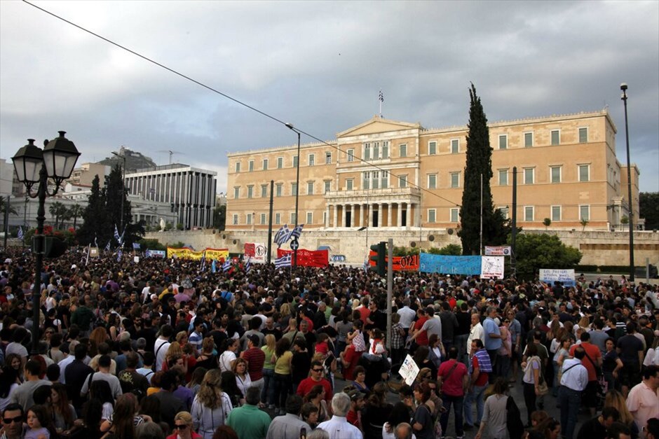 Συνεχίζουν οι «Αγανακτισμένοι» πολίτες #6. Οι «Αγανακτισμένοι» πολίτες άρχισαν να καταφθάνουν από τις 6 το απόγευμα στο Σύνταγμα σε μία συγκέντρωση που φαίνεται ότι θα είναι μεγαλύτερη από κάθε άλλη φορά.