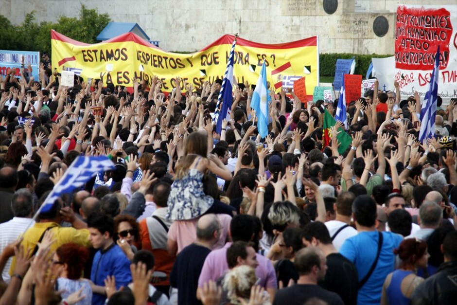 Συνεχίζουν οι «Αγανακτισμένοι» πολίτες #7. Οι «Αγανακτισμένοι» πολίτες άρχισαν να καταφθάνουν από τις 6 το απόγευμα στο Σύνταγμα σε μία συγκέντρωση που φαίνεται ότι θα είναι μεγαλύτερη από κάθε άλλη φορά.