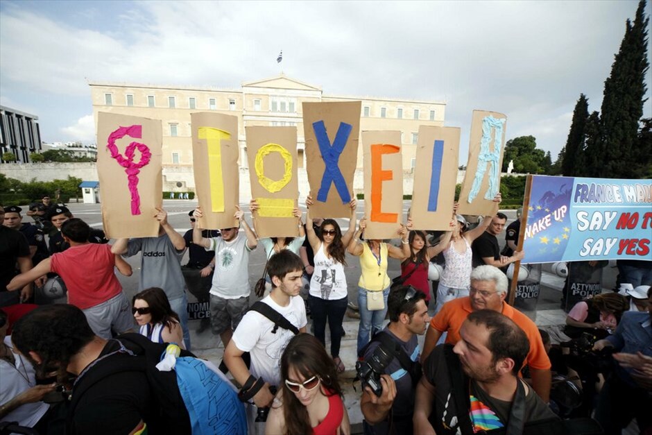 Συνεχίζουν οι «Αγανακτισμένοι» πολίτες #11. Οι «Αγανακτισμένοι» πολίτες άρχισαν να καταφθάνουν από τις 6 το απόγευμα στο Σύνταγμα σε μία συγκέντρωση που φαίνεται ότι θα είναι μεγαλύτερη από κάθε άλλη φορά.