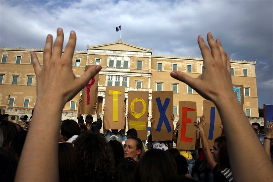 Συνεχίζουν οι «Αγανακτισμένοι» πολίτες #12. Οι «Αγανακτισμένοι» πολίτες άρχισαν να καταφθάνουν από τις 6 το απόγευμα στο Σύνταγμα σε μία συγκέντρωση που φαίνεται ότι θα είναι μεγαλύτερη από κάθε άλλη φορά.
