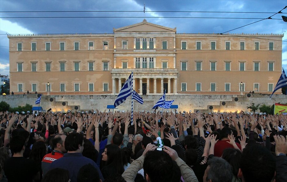 Συνεχίζουν οι «Αγανακτισμένοι» πολίτες #18. Οι «Αγανακτισμένοι» πολίτες άρχισαν να καταφθάνουν από τις 6 το απόγευμα στο Σύνταγμα σε μία συγκέντρωση που φαίνεται ότι θα είναι μεγαλύτερη από κάθε άλλη φορά.