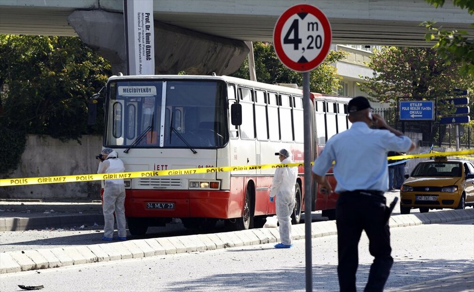 Εκρηξη στην Κωνσταντινούπολη #1. Τουλάχιστον επτά άνθρωποι -μεταξύ των οποίων και ένας αστυνομικός- τραυματίστηκαν από ισχυρή έκρηξη που σημειώθηκε στη συνοικία Ετιλέρ της Κωνσταντινούπολης και οφείλεται σε βομβιστική επίθεση. Όπως έκανε γνωστό ο αρχηγός της αστυνομίας της πόλης, εκρηκτικά είχαν τοποθετηθεί πάνω σε ένα ηλεκτρικό ποδήλατο.