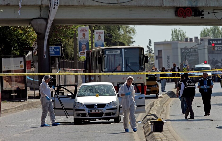Εκρηξη στην Κωνσταντινούπολη #3. Τουλάχιστον επτά άνθρωποι -μεταξύ των οποίων και ένας αστυνομικός- τραυματίστηκαν από ισχυρή έκρηξη που σημειώθηκε στη συνοικία Ετιλέρ της Κωνσταντινούπολης και οφείλεται σε βομβιστική επίθεση. Όπως έκανε γνωστό ο αρχηγός της αστυνομίας της πόλης, εκρηκτικά είχαν τοποθετηθεί πάνω σε ένα ηλεκτρικό ποδήλατο.