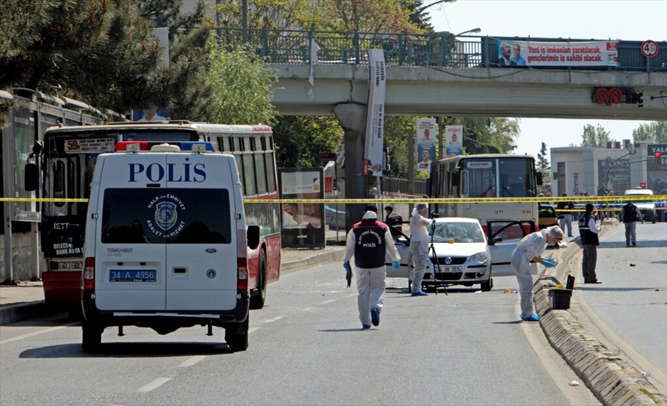 Εκρηξη στην Κωνσταντινούπολη #4. Τουλάχιστον επτά άνθρωποι -μεταξύ των οποίων και ένας αστυνομικός- τραυματίστηκαν από ισχυρή έκρηξη που σημειώθηκε στη συνοικία Ετιλέρ της Κωνσταντινούπολης και οφείλεται σε βομβιστική επίθεση. Όπως έκανε γνωστό ο αρχηγός της αστυνομίας της πόλης, εκρηκτικά είχαν τοποθετηθεί πάνω σε ένα ηλεκτρικό ποδήλατο.