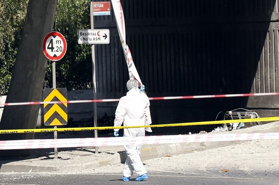Εκρηξη στην Κωνσταντινούπολη #5. Τουλάχιστον επτά άνθρωποι -μεταξύ των οποίων και ένας αστυνομικός- τραυματίστηκαν από ισχυρή έκρηξη που σημειώθηκε στη συνοικία Ετιλέρ της Κωνσταντινούπολης και οφείλεται σε βομβιστική επίθεση. Όπως έκανε γνωστό ο αρχηγός της αστυνομίας της πόλης, εκρηκτικά είχαν τοποθετηθεί πάνω σε ένα ηλεκτρικό ποδήλατο.