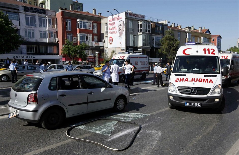 Εκρηξη στην Κωνσταντινούπολη #6. Τουλάχιστον επτά άνθρωποι -μεταξύ των οποίων και ένας αστυνομικός- τραυματίστηκαν από ισχυρή έκρηξη που σημειώθηκε στη συνοικία Ετιλέρ της Κωνσταντινούπολης και οφείλεται σε βομβιστική επίθεση. Όπως έκανε γνωστό ο αρχηγός της αστυνομίας της πόλης, εκρηκτικά είχαν τοποθετηθεί πάνω σε ένα ηλεκτρικό ποδήλατο.