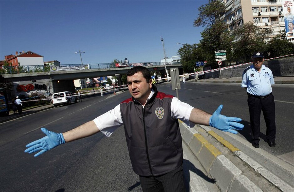 Εκρηξη στην Κωνσταντινούπολη #9. Τουλάχιστον επτά άνθρωποι -μεταξύ των οποίων και ένας αστυνομικός- τραυματίστηκαν από ισχυρή έκρηξη που σημειώθηκε στη συνοικία Ετιλέρ της Κωνσταντινούπολης και οφείλεται σε βομβιστική επίθεση. Όπως έκανε γνωστό ο αρχηγός της αστυνομίας της πόλης, εκρηκτικά είχαν τοποθετηθεί πάνω σε ένα ηλεκτρικό ποδήλατο.