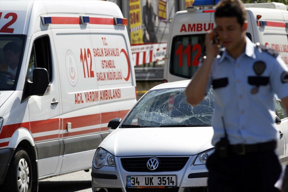 Εκρηξη στην Κωνσταντινούπολη #11. Τουλάχιστον επτά άνθρωποι -μεταξύ των οποίων και ένας αστυνομικός- τραυματίστηκαν από ισχυρή έκρηξη που σημειώθηκε στη συνοικία Ετιλέρ της Κωνσταντινούπολης και οφείλεται σε βομβιστική επίθεση. Όπως έκανε γνωστό ο αρχηγός της αστυνομίας της πόλης, εκρηκτικά είχαν τοποθετηθεί πάνω σε ένα ηλεκτρικό ποδήλατο.