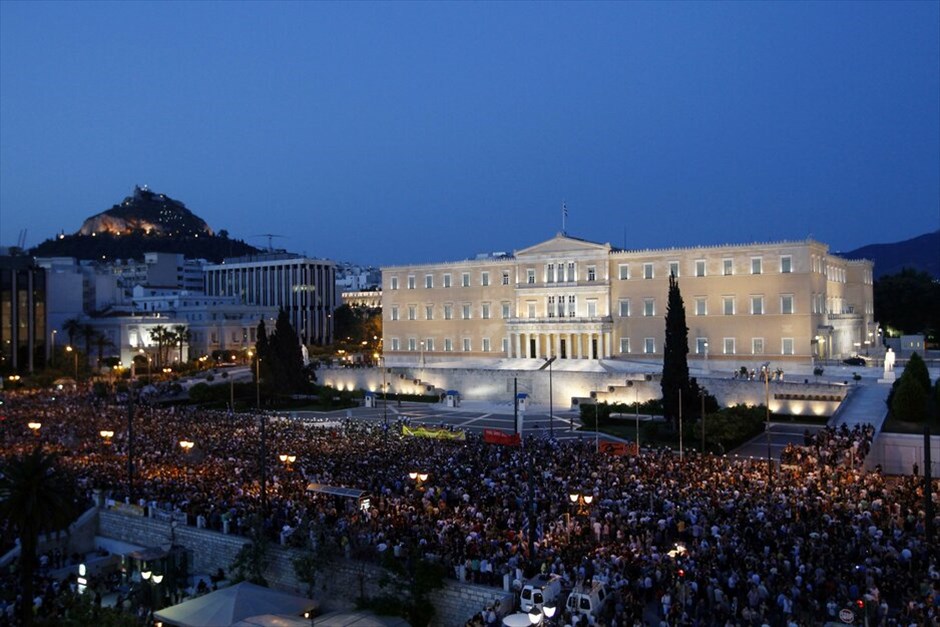 Συγκεντρώσεις διαμαρτυρίας πολιτών σε όλη την Ελλάδα #1. Περισσότεροι από 20.000 διαδηλωτές συγκεντρώθηκαν στη πλατεία Συντάγματος, ανταποκρινόμενοι στο διαδικτυακό κάλεσμα, για να εκφράσουν την αγανάκτησή τους για την κρίση και την ακολουθούμενη πολιτική.