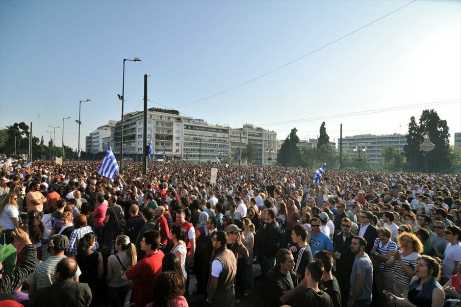 Συγκεντρώσεις διαμαρτυρίας πολιτών σε όλη την Ελλάδα #5. Περισσότεροι από 20.000 διαδηλωτές συγκεντρώθηκαν στη πλατεία Συντάγματος, ανταποκρινόμενοι στο διαδικτυακό κάλεσμα, για να εκφράσουν την αγανάκτησή τους για την κρίση και την ακολουθούμενη πολιτική. EUROKINISSI/