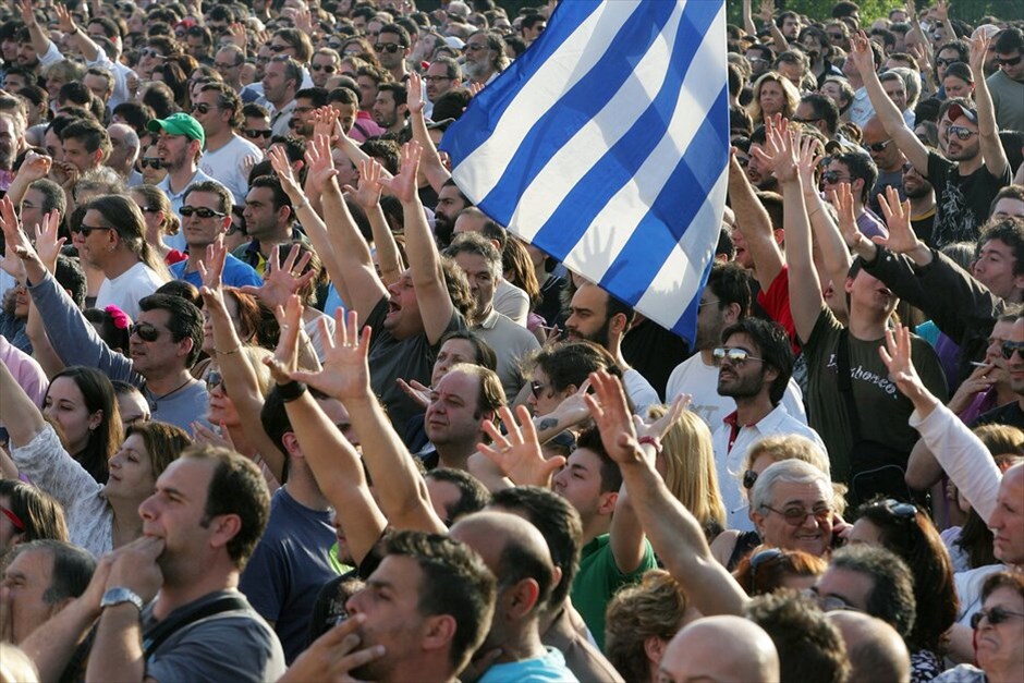 Συγκεντρώσεις διαμαρτυρίας πολιτών σε όλη την Ελλάδα #12. Περισσότεροι από 20.000 διαδηλωτές συγκεντρώθηκαν στη πλατεία Συντάγματος, ανταποκρινόμενοι στο διαδικτυακό κάλεσμα, για να εκφράσουν την αγανάκτησή τους για την κρίση και την ακολουθούμενη πολιτική.
