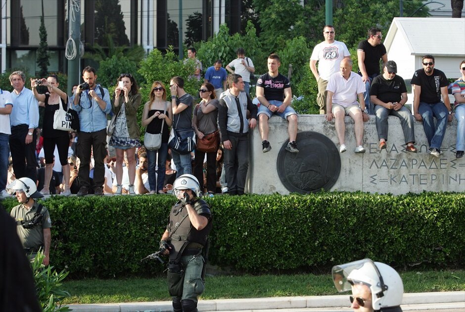 Συγκεντρώσεις διαμαρτυρίας πολιτών σε όλη την Ελλάδα #14. Περισσότεροι από 20.000 διαδηλωτές συγκεντρώθηκαν στη πλατεία Συντάγματος, ανταποκρινόμενοι στο διαδικτυακό κάλεσμα, για να εκφράσουν την αγανάκτησή τους για την κρίση και την ακολουθούμενη πολιτική.