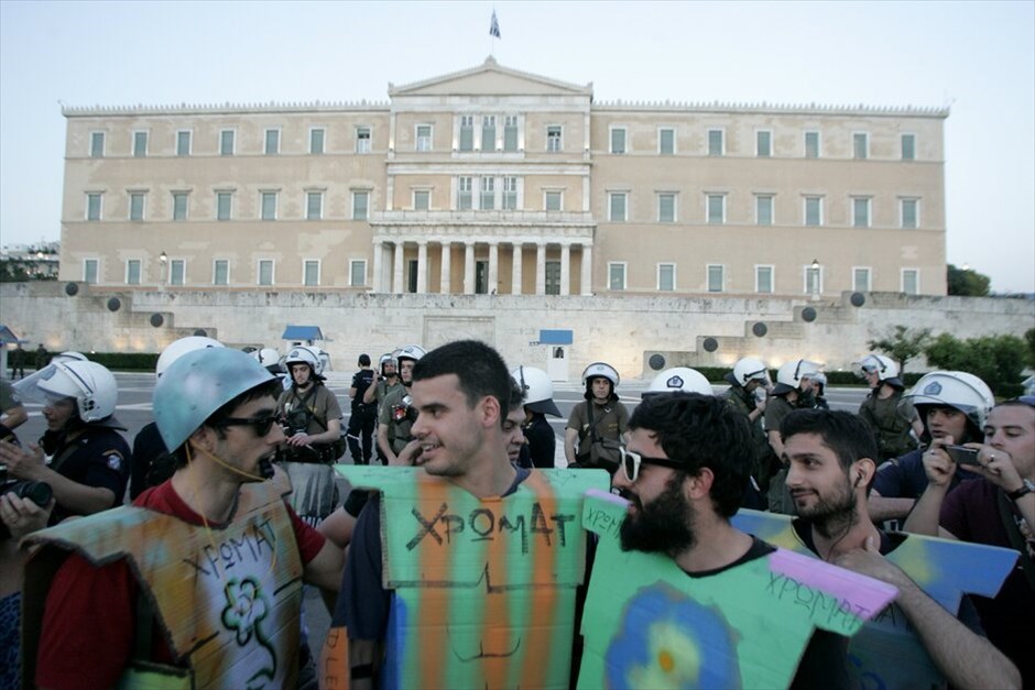 Συγκεντρώσεις διαμαρτυρίας πολιτών σε όλη την Ελλάδα #16. Περισσότεροι από 20.000 διαδηλωτές συγκεντρώθηκαν στη πλατεία Συντάγματος, ανταποκρινόμενοι στο διαδικτυακό κάλεσμα, για να εκφράσουν την αγανάκτησή τους για την κρίση και την ακολουθούμενη πολιτική.