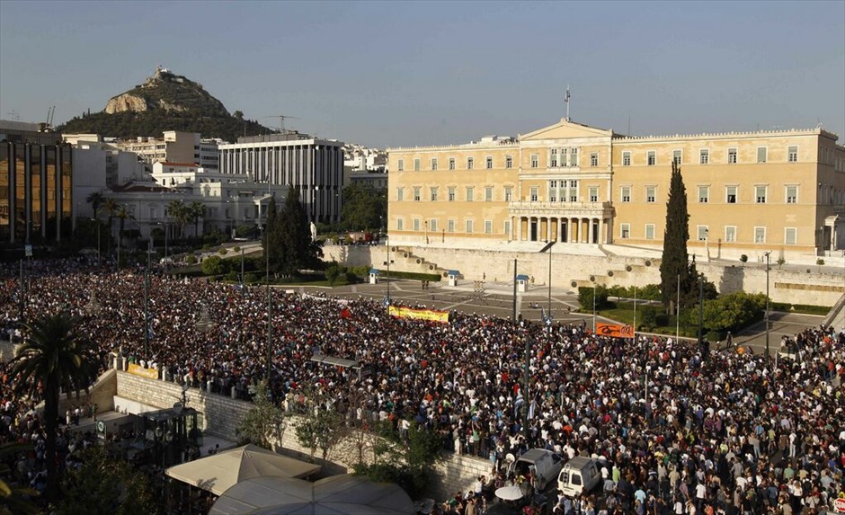 Συγκεντρώσεις διαμαρτυρίας πολιτών σε όλη την Ελλάδα #18. Περισσότεροι από 20.000 διαδηλωτές συγκεντρώθηκαν στη πλατεία Συντάγματος, ανταποκρινόμενοι στο διαδικτυακό κάλεσμα, για να εκφράσουν την αγανάκτησή τους για την κρίση και την ακολουθούμενη πολιτική. EUROKINISSI/ΓΙΑΝΝΗΣ ΠΑΝΑΓΟΠΟΥΛΟΣ