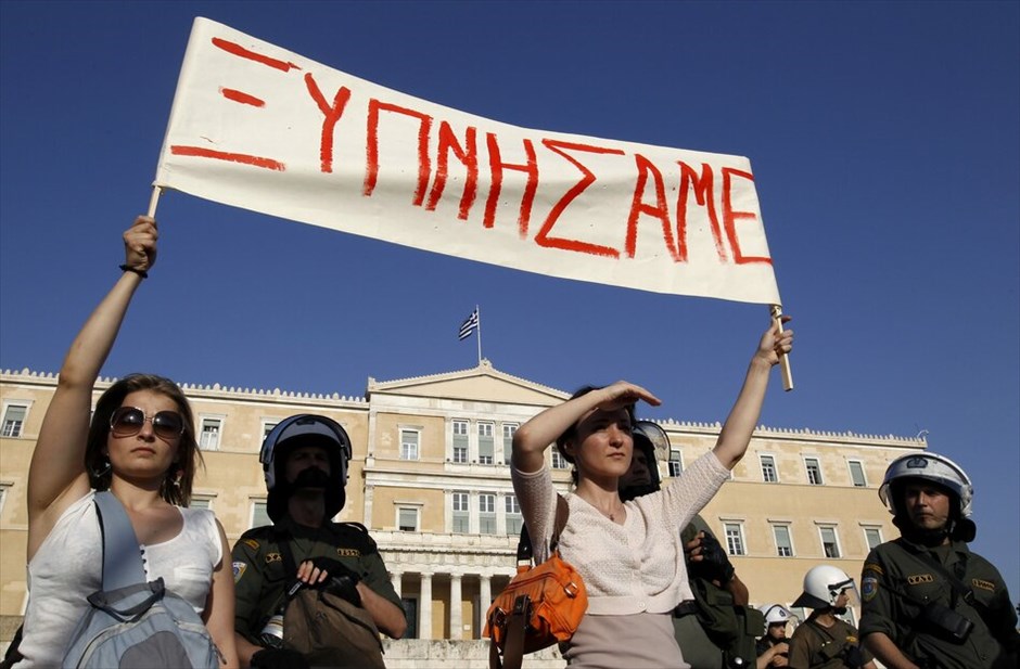 Συγκεντρώσεις διαμαρτυρίας πολιτών σε όλη την Ελλάδα #19. Περισσότεροι από 20.000 διαδηλωτές συγκεντρώθηκαν στη πλατεία Συντάγματος, ανταποκρινόμενοι στο διαδικτυακό κάλεσμα, για να εκφράσουν την αγανάκτησή τους για την κρίση και την ακολουθούμενη πολιτική. EUROKINISSI/ΓΙΑΝΝΗΣ ΠΑΝΑΓΟΠΟΥΛΟΣ
