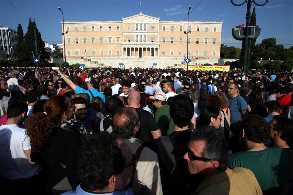 Συγκεντρώσεις διαμαρτυρίας πολιτών σε όλη την Ελλάδα #23. Περισσότεροι από 20.000 διαδηλωτές συγκεντρώθηκαν στη πλατεία Συντάγματος, ανταποκρινόμενοι στο διαδικτυακό κάλεσμα, για να εκφράσουν την αγανάκτησή τους για την κρίση και την ακολουθούμενη πολιτική.